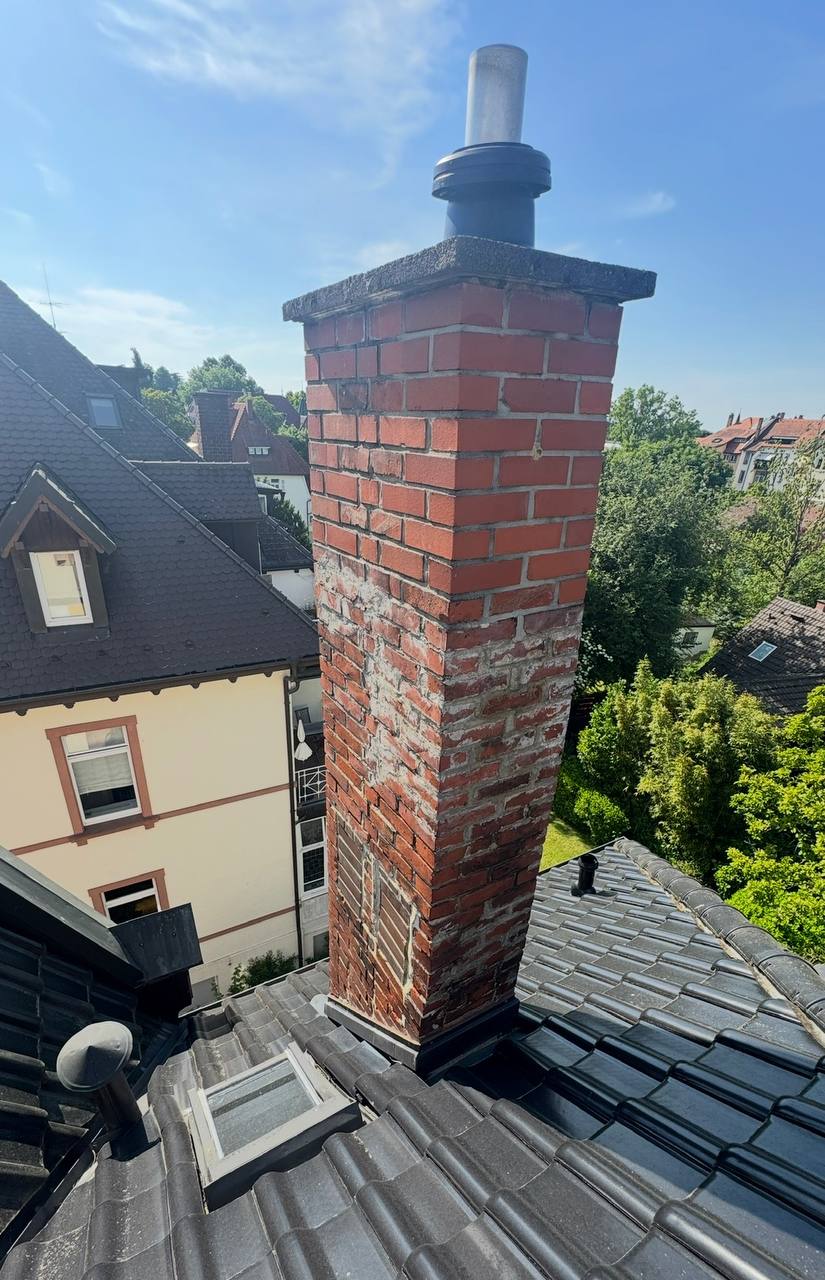 Gemauerter Ziegelschornstein mit Edelstahlrohr – Beispiel einer fachgerecht sanierten Anlage