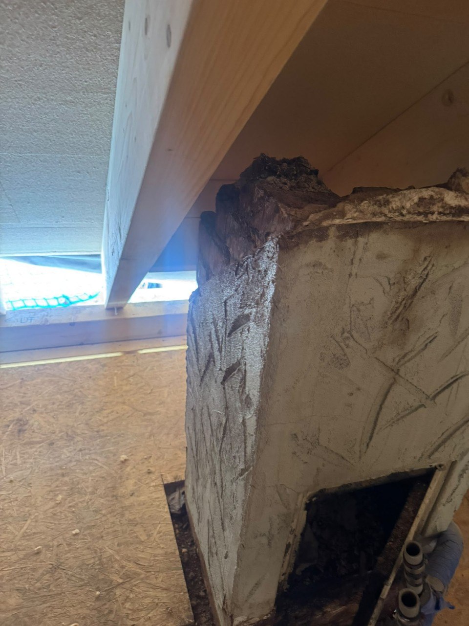 Neuer Edelstahlschornstein auf dem Dach nach der Sanierung