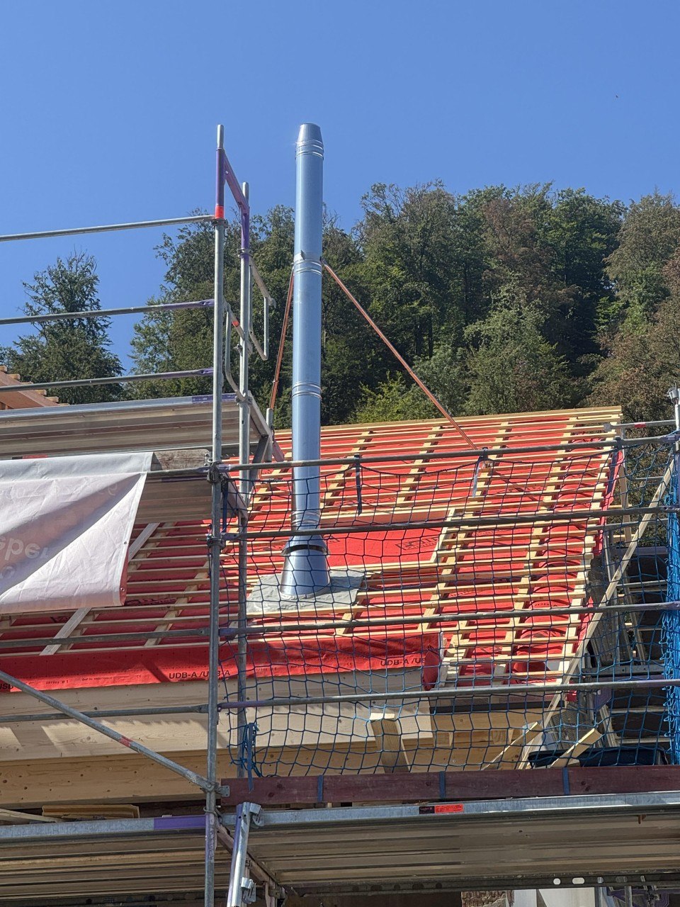Maroder gemauerter Schornstein bei der Dachsanierung