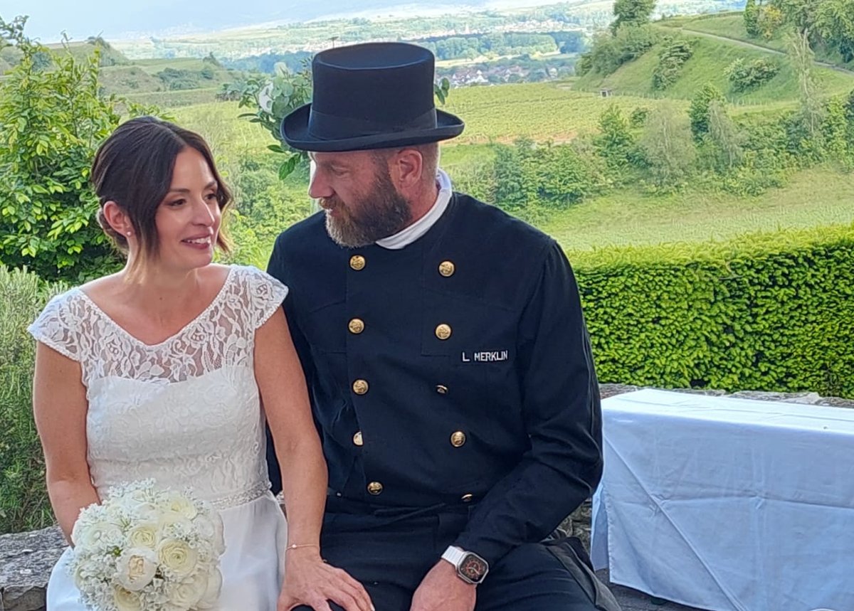 Lars Merklin heiratet im Schornsteinfeger-Fegeanzug