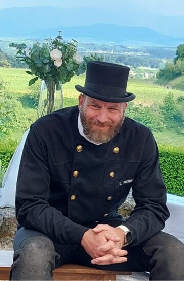Lars Merklin im traditionellen Schornsteinfeger-Fegeanzug mit Zylinder