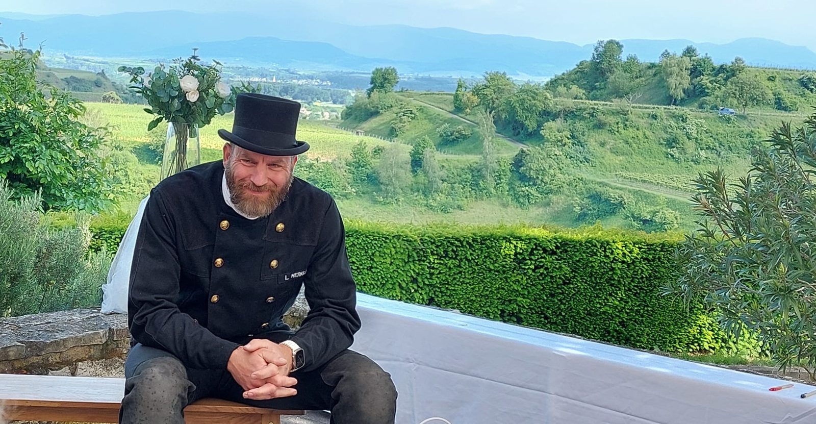 Schornsteinfeger Lars Merklin im Fegeanzug am Kaiserstuhl