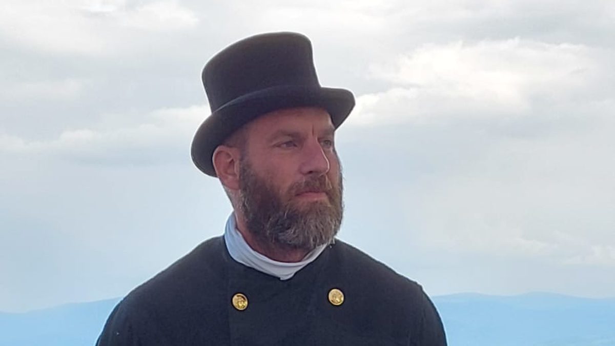 Schornsteinfeger Lars Merklin im traditionellen Fegeanzug mit Zylinder
